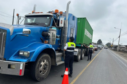 Los transportistas pesados solicitaron una reunión con la ministra de Gobierno, Nataly Morillo, ante los ataques frecuentes en las carreteras de la Costa.