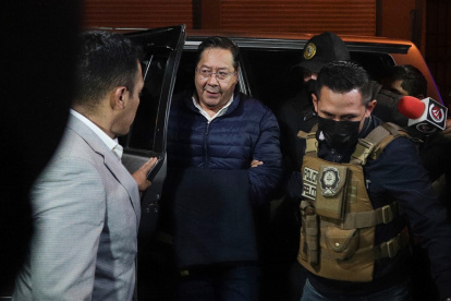 El expresidente de Bolívia, Luis Arce (c), llega a la cárcel de San Pedro este viernes 12 de diciembre, en La Paz.