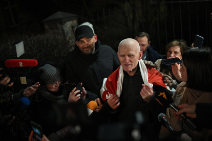 El presidente de Bielorrusia, Alexandr Lukashenko, indultó al premio Nobel de la Paz 2022, Ales Bialiatski (c).