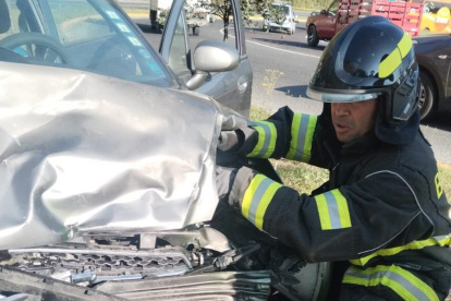 Uno de los tres accidentes en la av. Simón Bolívar ocurrió en la Ruta Viva. Allí dos personas quedaron heridas.