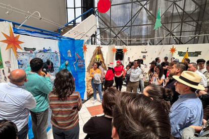 La tradicional exposición promueve la identidad cultural, la fe y el uso de materiales reciclados como parte del compromiso institucional.