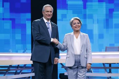 Los candidatos a la Presidencia de Chile: Jeannette Jara (d), por el partido Unidad por Chile, y José Antonio Kast, por el Partido Republicano y Social Cristiano.