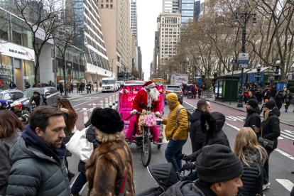 Personas cruzan una calle en Nueva York, Estados Unidos.
