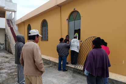 Vecinos se reunieron para evaluar los daños y coordinar medidas de seguridad.