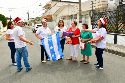 El espíritu navideño se vive con fuerza entre un grupo de vecinos de la ciudadela 9 de Octubre, ubicada en el sur de Guayaquil.