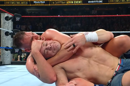 John Cena se rindió por sumisión, con una sonrisa en el rostro.