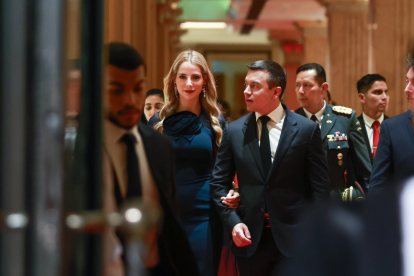 El presidente Daniel Noboa junto a su esposa, en Emiratos Árabes, asistió a Embassy of Nature - Casa Ecuador, el 6 de diciembre del 2025.