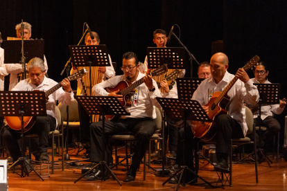 Los recitales se centran en villancicos y canciones latinoamericanas que exaltan la época festiva.