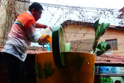 Fueron 56 personas las que participaron en la elaboración del coctel, preparado en una copa gigante.