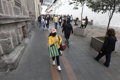 Una de las recomendaciones es utilizar mascarilla en espacios abiertos.