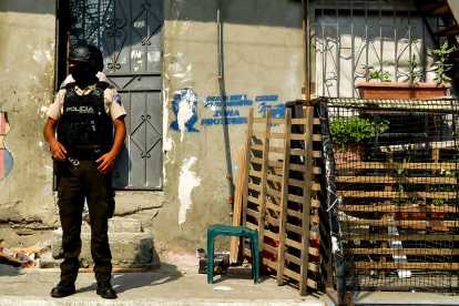 Miembros de la Policía Nacional llegaron hasta la casa donde se cometió la masacre en la madrugada de este 14 de diciembre.