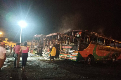 El fuego dejó pérdidas materiales totales en las tres unidades de transporte.