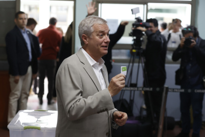 El candidato a la Presidencia de Chile por el Partido Republicano y Social Cristiano, José Antonio Kast, muestra su voto este domingo 14 de diciembre.