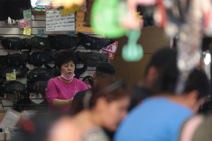 Compras. En las calles Chile y Eloy Alfaro es común ver negocios de procedencia asiática.