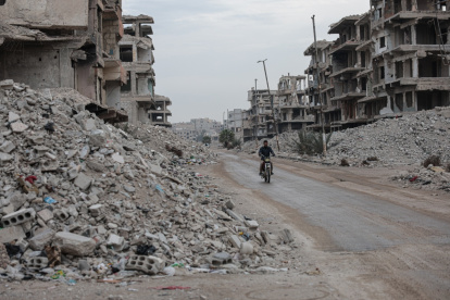 Un ciudadano sirio recorriendo las calles de Damasco.