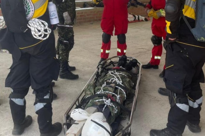 Los socorristas trasladaron a las víctimas a diferentes casas de salud, luego de que el bus cayó a un abismo en Colombia.