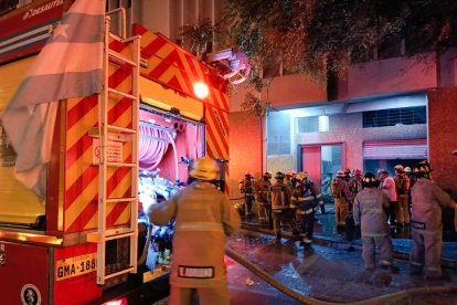 Bomberos acudieron al inmueble donde se reportó el incendio, ubicado en el centro de Guayaquil.