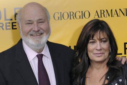 el 17 de diciembre de 2013 en la que el director estadounidense Rob Reiner y su esposa Michele Singer asisten al estreno de The Wolf of Wall Street.