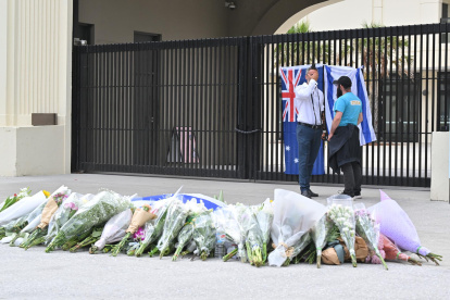 Las banderas de Australia e Israel, junto a decenas de ramos de flores, en recuerdo de las víctimas del atentado en la playa de Bondi, en la ciudad de Sídney.