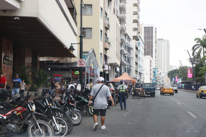 En uno de los pasajes de la Bahía de Guayaquil, en el centro de la ciudad, se cometió el robo a dos transeúntes.