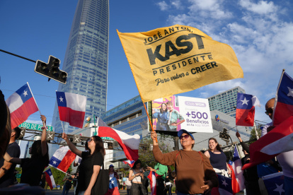 Simpatizantes del candidato a la Presidencia de Chile por el Partido Republicano y Social Cristiano, José Antonio Kast, celebran al conocer los primeros resultados de la segunda vuelta presidencial este domingo, en Santiago (Chile).