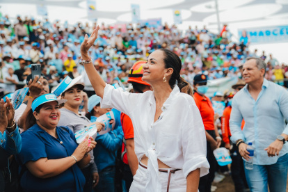 Según indicó la prefecta Marcela Aguiñaga, lo recaudado en la venta de ropa se destinará a ayuda humanitaria y obras sociales.
