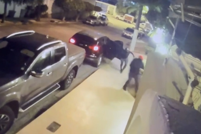 Al menos cuatro sujetos estaban en el vehículo, cuyos ocupantes intentaron interceptar a un transeúnte en la ciudadela Olivos 2, en Los Ceibos.