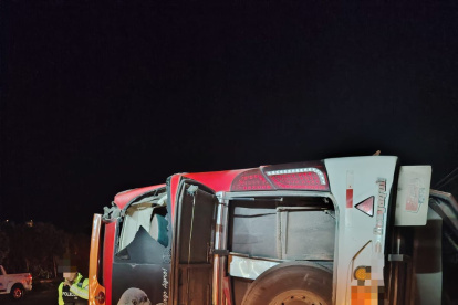 El bus se volcó en la vía Papallacta, a la altura del kilómetro 9.