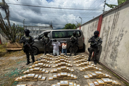 Un hombre y una mujer fueron detenidos cuando intentaban transportar 242 kilos de cocaína ocultos en un vehículo, en el cantón Archidona.