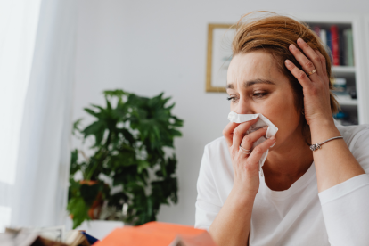 Referencial.Una persona con síntomas gripales, como congestión y malestar, posibles señales de la variante H3N2 en Ecuador.