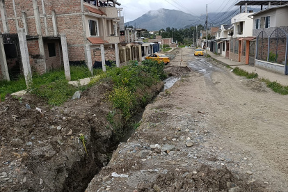 Los moradores del barrio Consacola viven entre malos olores debido a las aguas contaminadas y una obra de alcantarillado que está paralizada.