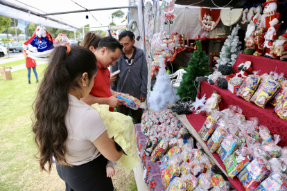 En las ferias navideñas se ofrecen todo tipo de productos a costos económicos.