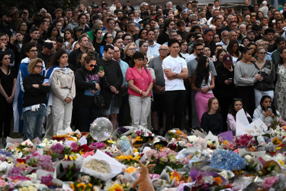 Personas asisten a una vigilia en conmemoración por el ataque en playa Bondi en Sydney, Australia, el 15 de diciembre de 2025.