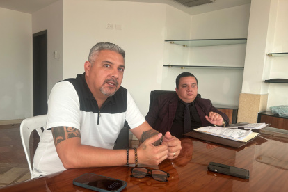 Pisco (i), expresidente de las formativas de  Emelec, junto a Otto Guerrero, su abogado.