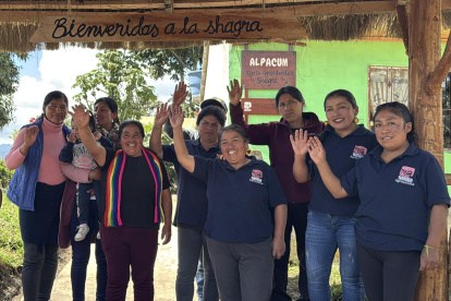 Fotografía del 20 de noviembre de 2025 de mujeres indígenas del proyecto agroturistico Yapuram saludando en Cumbal, (Colombia).