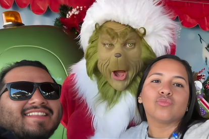 Viviana llevó la cumbia ecuatoriana hasta Universal Studios y logró lo impensable: posar con el Grinch después de hacerlo bailar al ritmo de Don Medardo.