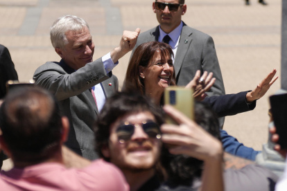 El presidente electo de Chile, José Antonio Kast (i), saluda junto a su esposa, María Pía Adriasola, a su salida del Palacio de la Moneda este lunes, en Santiago (Chile).