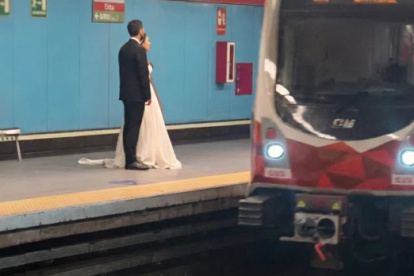 Una pareja de recién casados sorprendió a los usuarios al viajar en el Metro de Quito tras su boda.