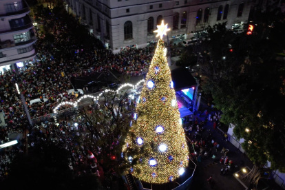 Visitar los árboles gigantes en Guayaquil es un plan para realizar en familia durante las fiestas.