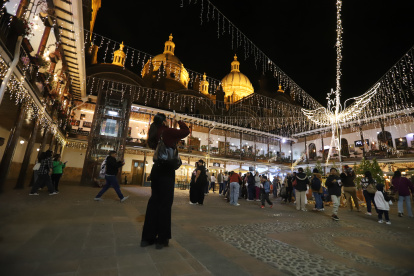 Atracción. Parques e iglesias como la Catedral están llenas de luces blancan que transmiten paz.