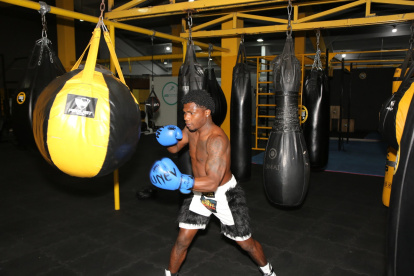 El púgil esmeraldeño Jadir Quiñónez, durante una de las sesiones de práctica. Con 23 años de edad, busca hacerse espacio en el profesionalismo.