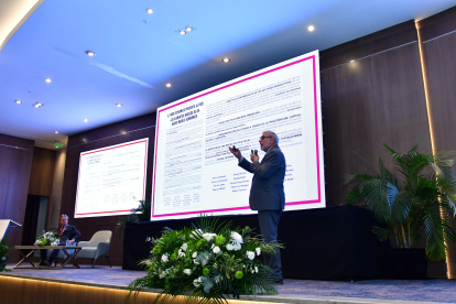 Dahik alertó en la UEES sobre el impacto social de la política fiscal, salarial y laboral bajo el actual modelo económico.