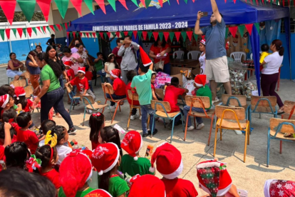 Niños de tres recintos de Tenguel reciben juguetes durante una jornada navideña que buscó llevar alegría a comunidades rurales.