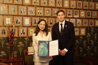 María Corina Machado junto a Jørgen Watne Frydnes, presidente del Comité Noruego del Nobel