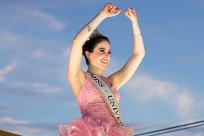 Fátima Bosch fue protagonista de un video viral donde es bajada a la fuerza de un carro alegórico.