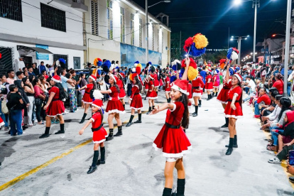 La ciudadanía en Playas disfrutó del pregón navideño que recorrió algunas calles del cantón.