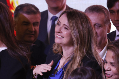 La senadora colombiana Paloma Valencia celebra luego de ser elegida candidata presidencial por el partido Centro Democrático, en Bogotá (Colombia).