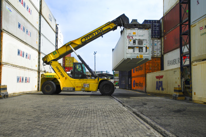 Las actividades de comercio exterior en el puerto de Guayaquil.