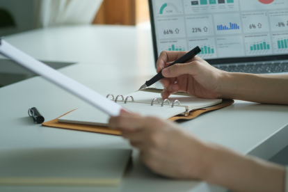 Referencial.Ciudadanos revisan y organizan trámites obligatorios del SRI, la ANT y el Registro Civil que deben regularizarse antes del 31 de diciembre, para evitar multas y recargos.