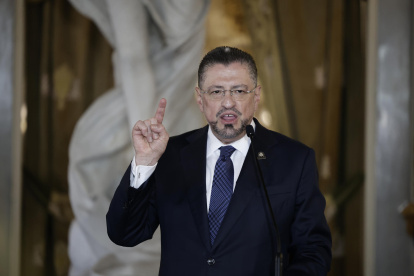 Fotografía del presidente de Costa Rica, Rodrigo Chaves, hablando durante una declaración oficial en el Teatro Nacional, en San José (Costa Rica).